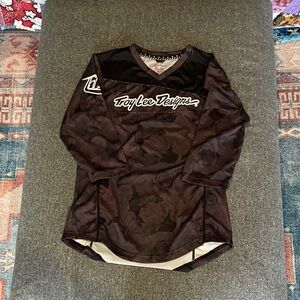 Troy Lee Designs Women's Long Sleeve V-Neck Top in Black Floral